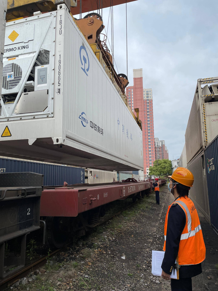 上海货运中心杨浦经营部组织抢卸援沪物资。  田睿琪  摄