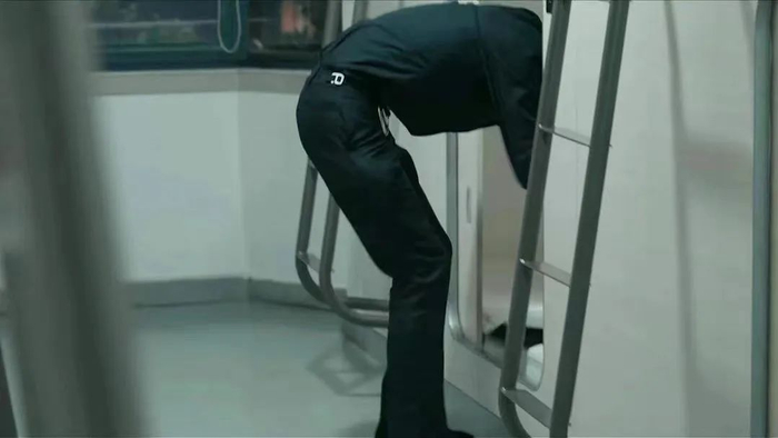 张若昀和岳云鹏夜宿在胶囊宾馆 / 图为张若昀