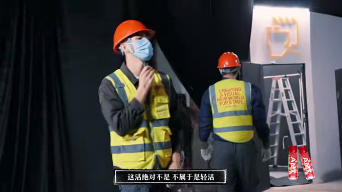 对两个大高个来说，抬玻璃不算容易&nbsp;/ 图为陈飞宇