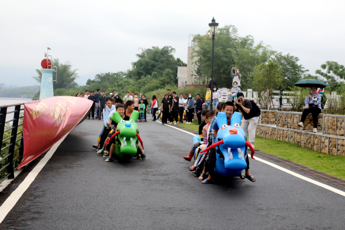 旱地龙舟竞赛。赖淑芬 摄