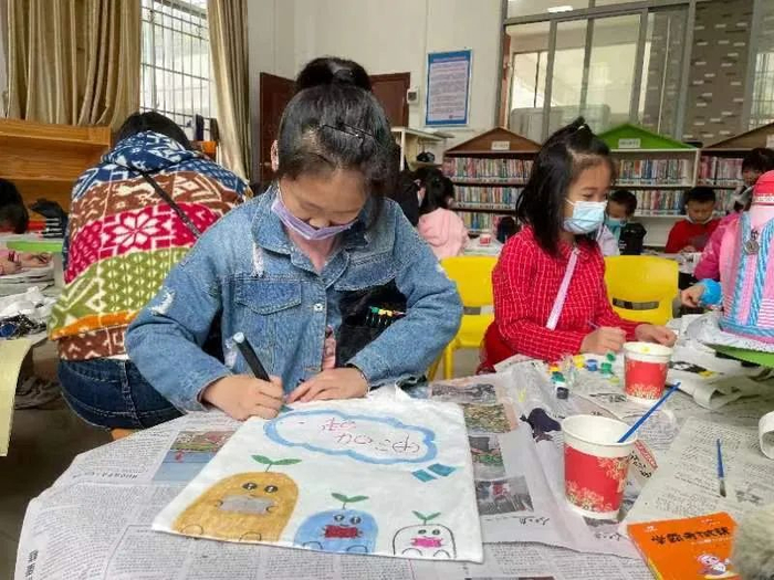 孩子在制作环保袋。