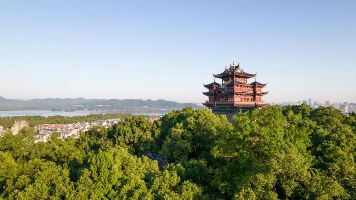 　　吴山城隍阁与杭州西湖（图源：视觉中国）△
