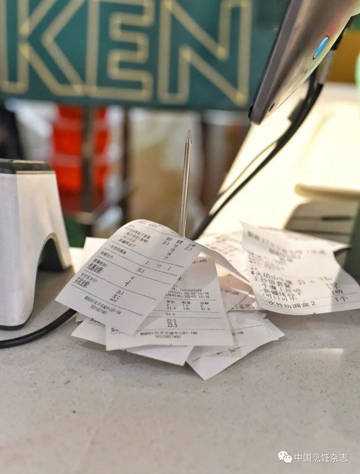 椒麻王工作人员向记者展示的外卖订单。图/孙阳 