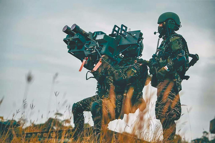 台军持双联装“毒刺”导弹武器训练中。图自台湾《中国时报》