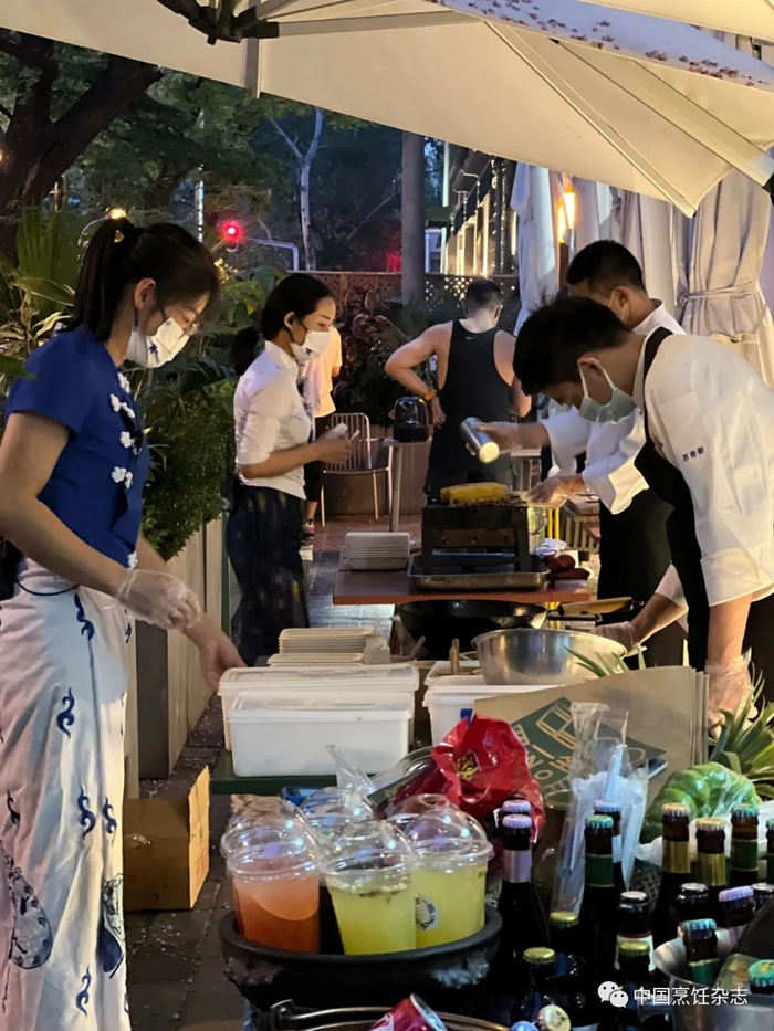 一坐一忘（北京三里屯店）在疫情期间的小型市集，吸引了很多路人。 