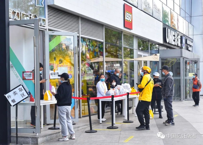 位于富力城广场购物中心正门一侧的外卖取餐区。图/孙阳