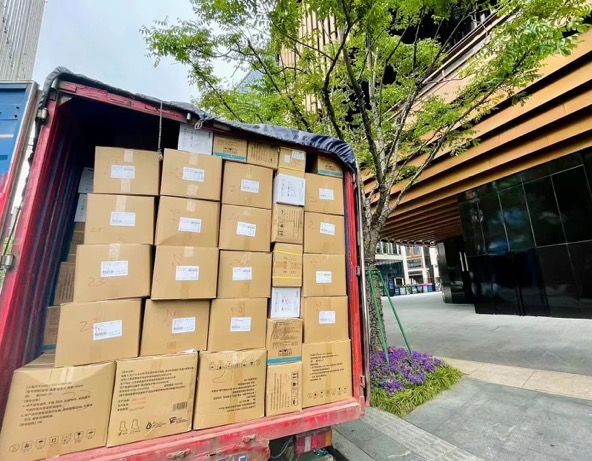 塞满23个防疫支持包的货车车厢
