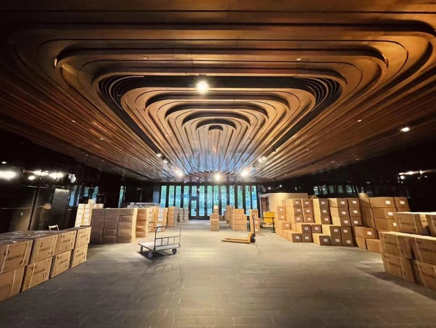 被临时“征用”为物资仓库的复星艺术中心一楼大堂