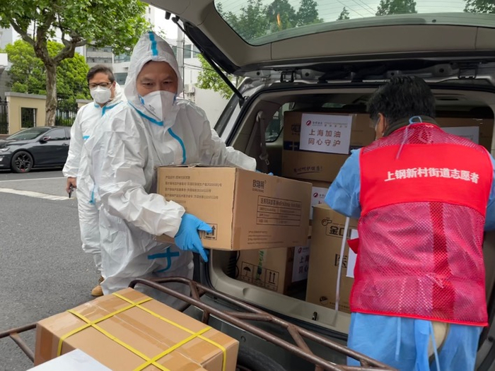 复星基金会理事长李海峰带队将物资送到德州二村志愿者手中