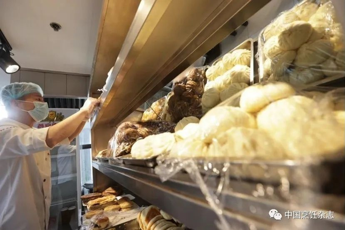 鼓楼马凯餐厅外卖窗口备餐。