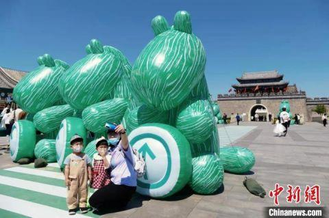 图为“五一”假期，市民在天津小站练兵园超大“绿马”前拍照 　中新社记者 佟郁 摄 摄