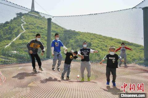 图为孩子们在蓟州溶洞景区玩耍。　通讯员 王金一 摄 摄