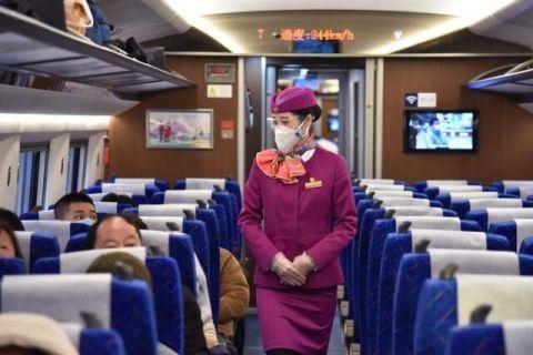 列车长巡视车厢。沈向全 摄