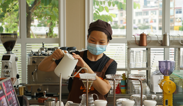 新丰县出台纾困政策措施，促进服务业加快复苏。潘慧恩 摄