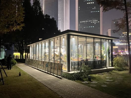 展示着鸟类科普图片的书店夜景（受访者供图）