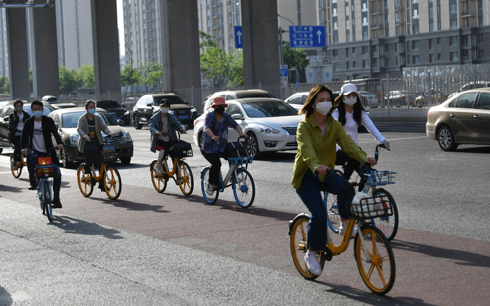 今早的广渠路，市民骑车出门。新京报记者 王贵彬 摄