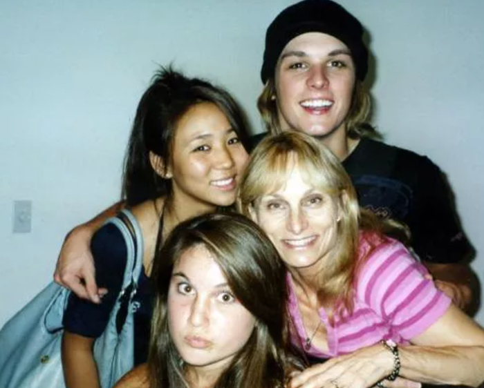 ·李（左一）和普鲁戈及其家人。