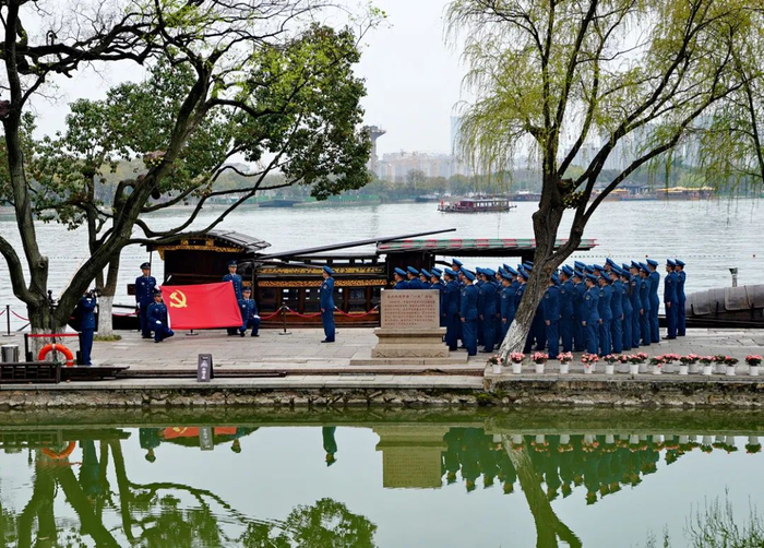红船宣誓。柳军 摄