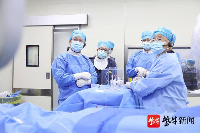 图为滕皋军院士（右一）带领团队为患者手术。王倩 摄