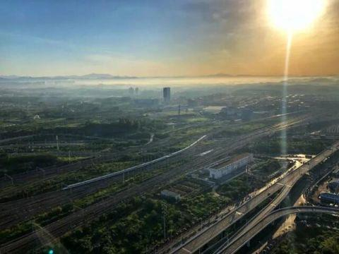 动车组列车驶出南宁东站。钟洁 摄