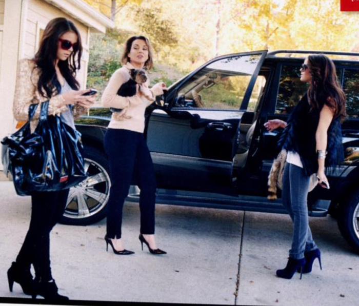 ·尼尔斯（右）和妈妈、妹妹在真人秀节目中。