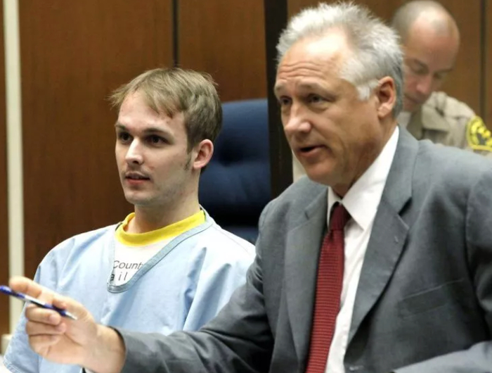 ·普鲁戈（左）在法庭上。