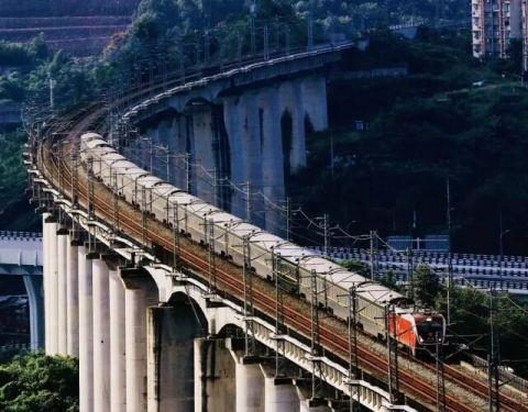 一列普速列车行驶在重庆地区。何波 摄