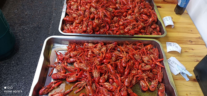 　小欢喜小龙虾馆门口摆放着成品菜肴（摄影：肖伟）