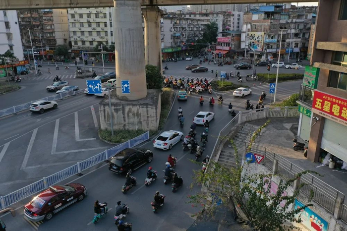 ▲改造前，由于非机动车和机动车流量大，加上路口部分右转弯车道与直行车道被铁路桥桥墩占用，机非交织冲突造成拥堵。