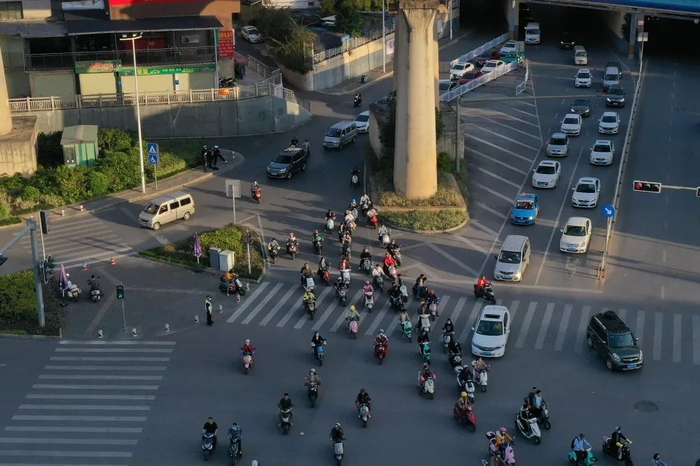 ▲改造前，路口非机动车左转及直行待行区区域较小。