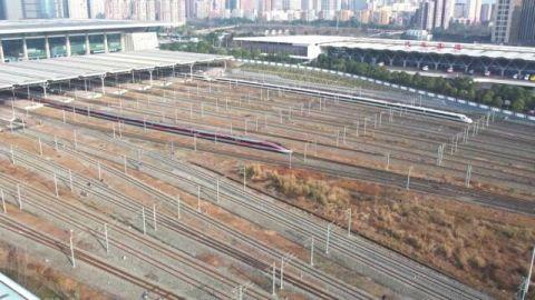 复兴号智能动车组驶出成都东站。费思童 摄