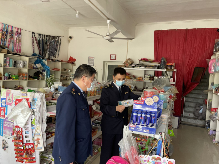 执法人员对商品进行检查。