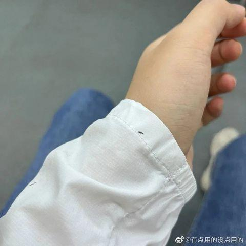 图源：微博网友@有点用的没点用的这些小虫子经常粘在衣服上、口罩上有时甚至还飞到眼睛里
