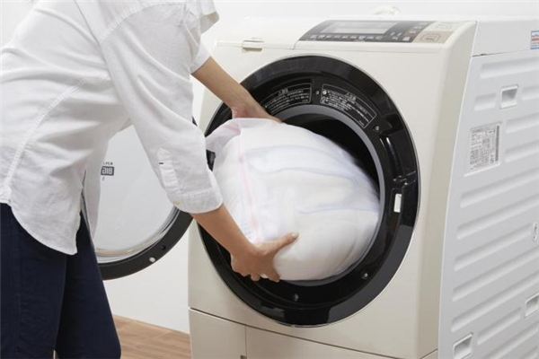 　　外套可以直接放进家用洗衣机里进行清洗