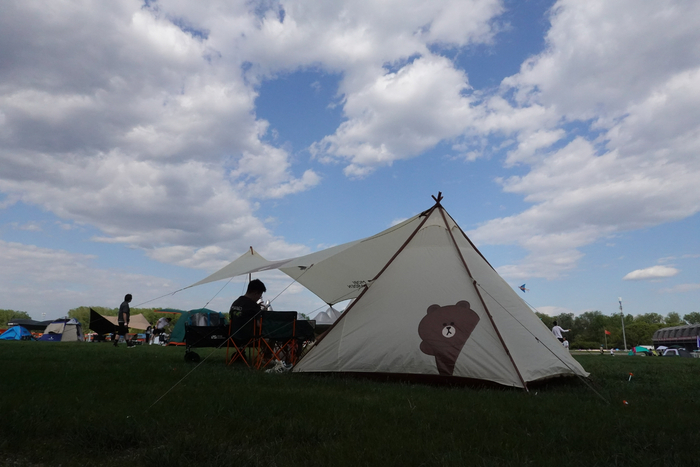 5月4日，游客在奥林匹克水上公园搭帐篷享受五一假期美好时光。图/IC&nbsp;