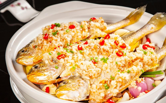 黄金蒜生焗黄花鱼。