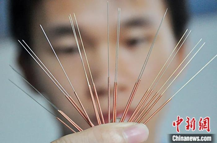 医生准备为病人做针灸治疗。中新社发 陆波岸 摄