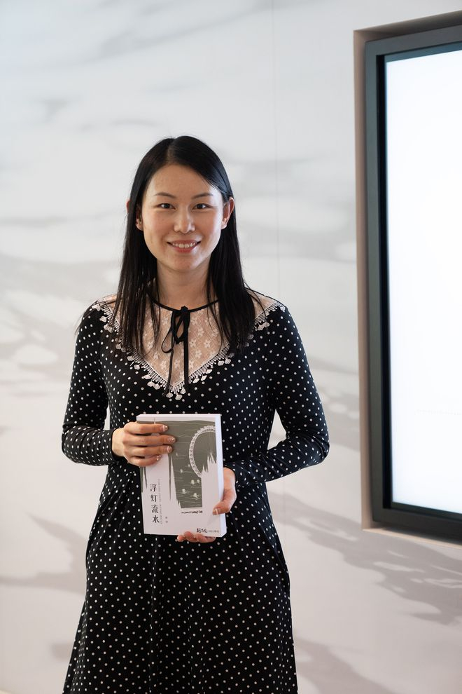 　　图注：《浮灯流水》作者折岸接受媒体采访
