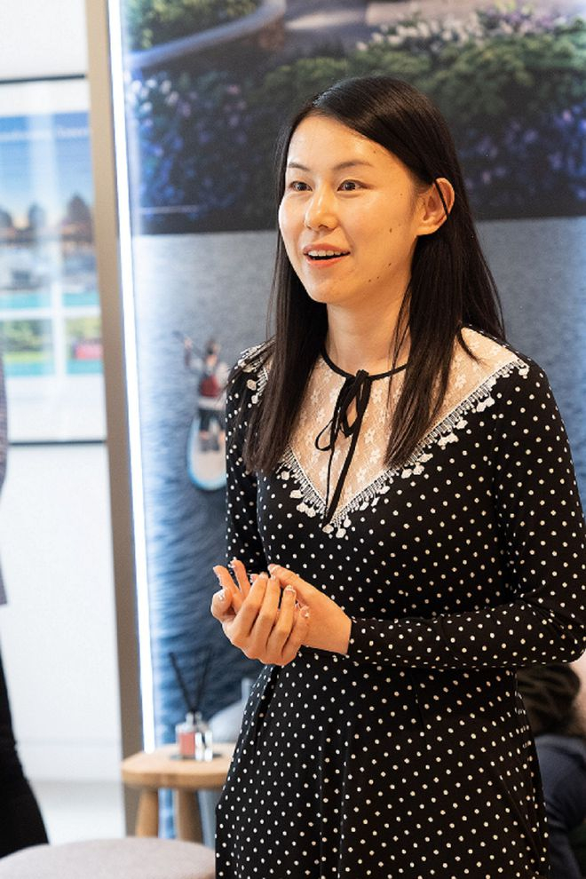 　　图注：《浮灯流水》作者折岸致欢迎辞