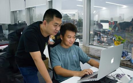 　　上图：易鑫“智能数仓”团队在工作中