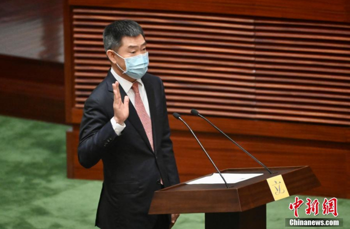 谭岳衡以普通话宣誓&nbsp;中新网图