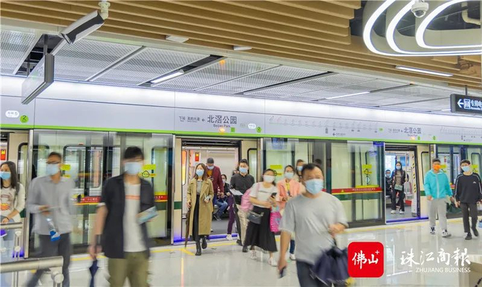 适逢五一假期，不少市民前来广州地铁七号线西延顺德段“打卡”。图为北滘公园站。周焯杰/摄