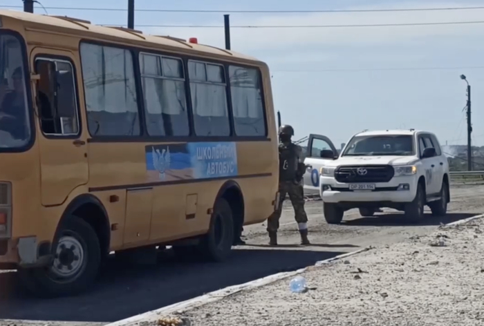 　　俄国防部6日公布的部分平民撤出马里乌波尔视频截图，接应平民撤离的越野车车身有俄语“联合国”字样，平民撤离乘坐的巴斯-4234客车上有“校车”字样