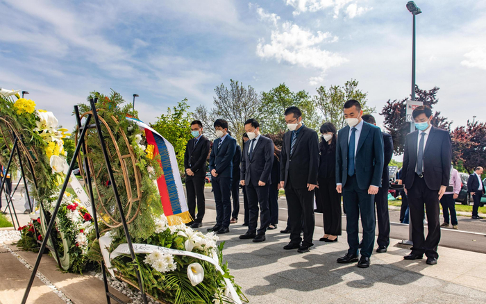 ▲2022年5月7日，塞中官员凭吊在中国驻南联盟使馆被炸事件中牺牲的烈士。图/新华社