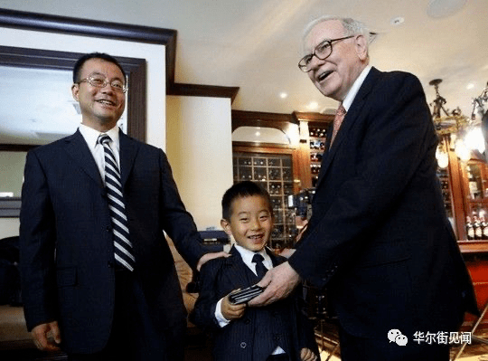赵丹阳（左）曾以211万美元拍下巴菲特午餐