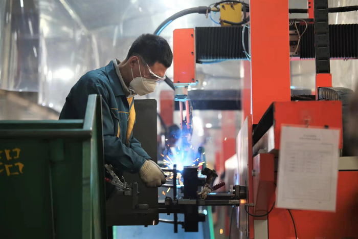 平乡县自行车企业员工正在焊接车架。柴更立摄