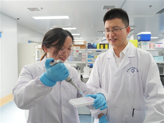 吕奔（右）和袁芳芳（左）在开展开展细胞死亡检测实验。王昊昊 摄