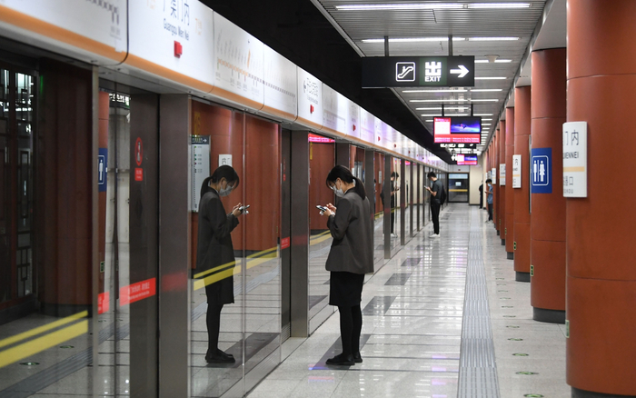 地铁广渠门内站，站台上几名乘客在候车。新京报记者 王贵彬 摄