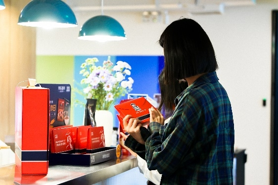 　　桂格在共享办公空间Wework内派发营养早餐