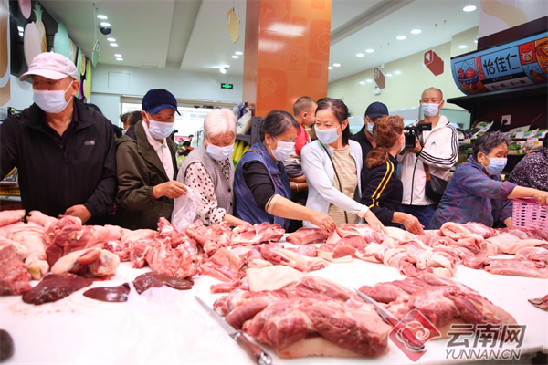  市民正在“上禾集”生鲜店内选购菜品